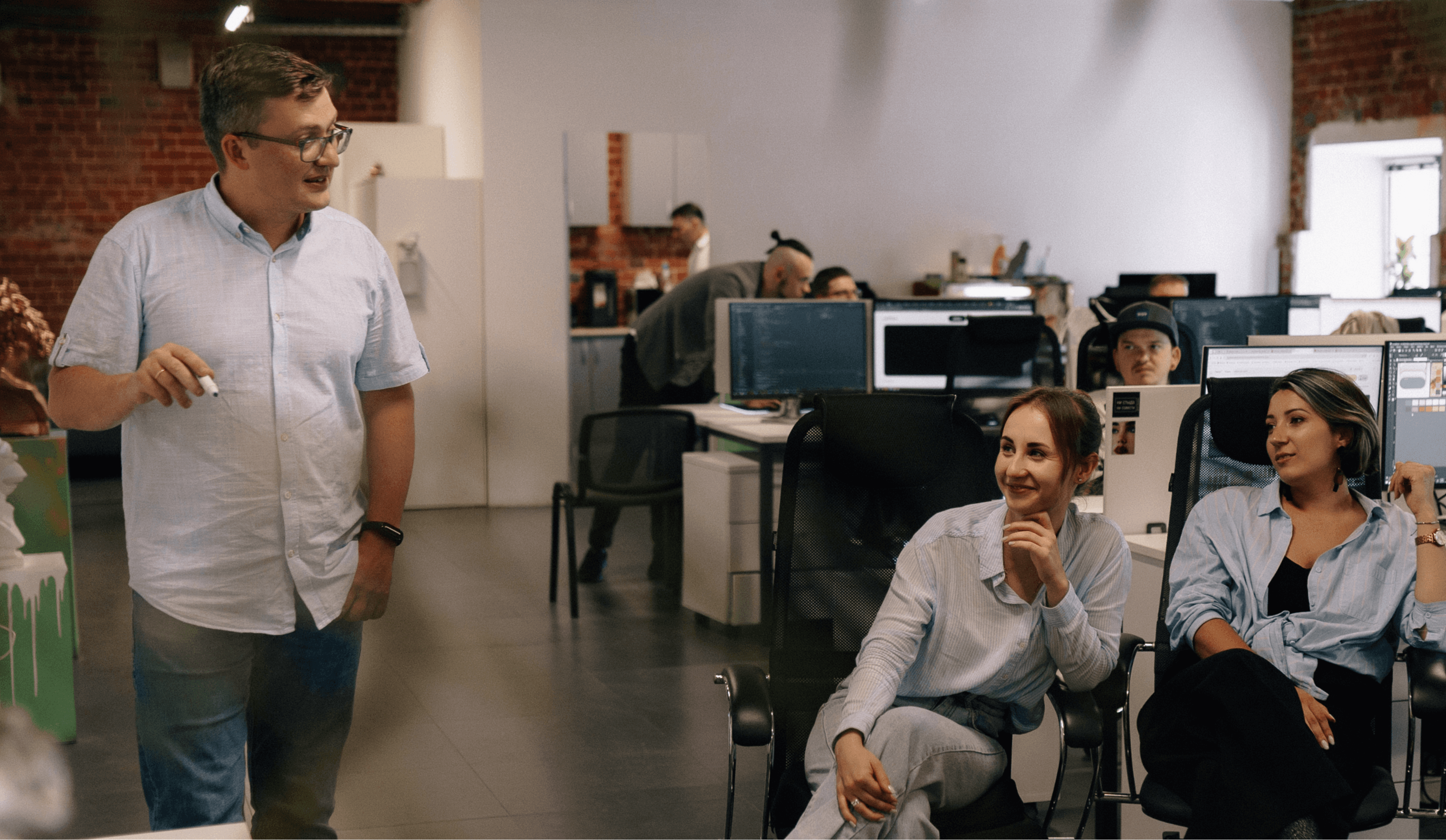 сотрудники за работой