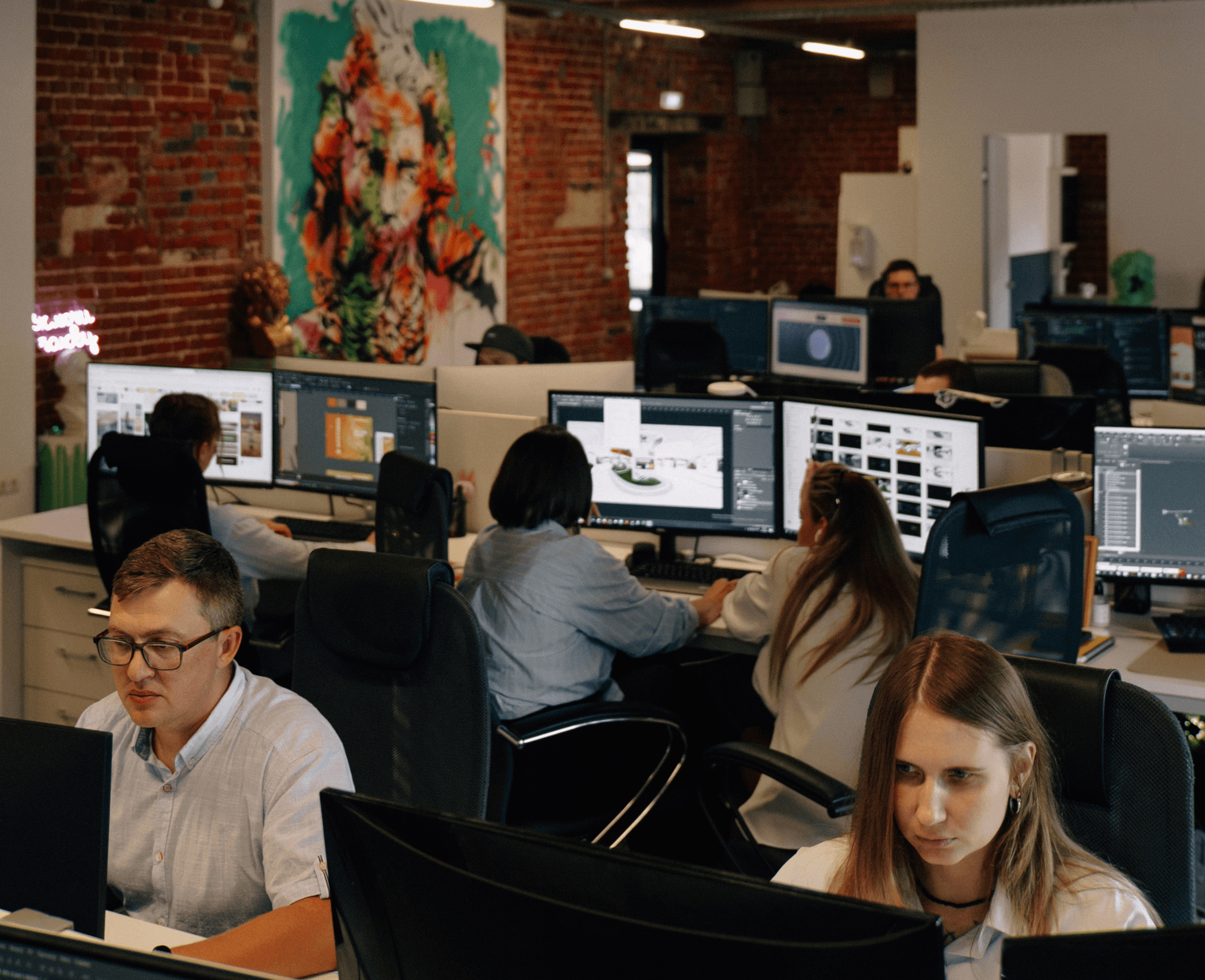 дизайнеры работабт за компьютерами